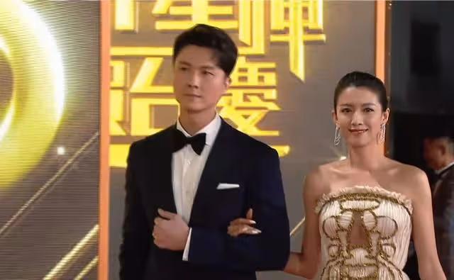 TVB台慶，王浩信和蔡思貝同框走紅毯全程苦瓜臉，陳自瑤光艷四射