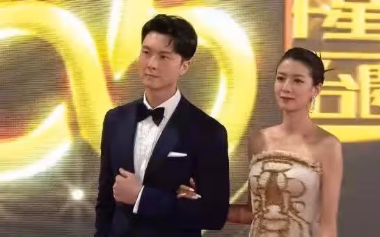 TVB台慶，王浩信和蔡思貝同框走紅毯全程苦瓜臉，陳自瑤光艷四射