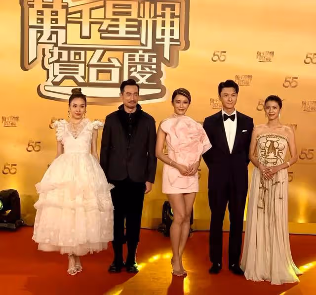 TVB台慶，王浩信和蔡思貝同框走紅毯全程苦瓜臉，陳自瑤光艷四射