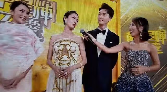 TVB台慶，王浩信和蔡思貝同框走紅毯全程苦瓜臉，陳自瑤光艷四射