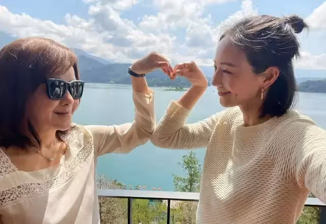 39歲張鈞甯母女倆出遊,穿運動衫配瑜伽褲,一雙月牙眼和媽媽真像
