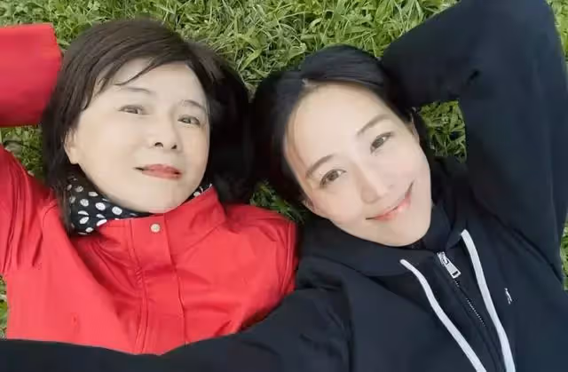 39歲張鈞甯母女倆出遊,穿運動衫配瑜伽褲,一雙月牙眼和媽媽真像
