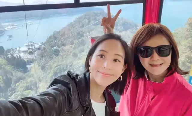 39歲張鈞甯母女倆出遊,穿運動衫配瑜伽褲,一雙月牙眼和媽媽真像