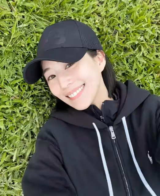 39歲張鈞甯母女倆出遊,穿運動衫配瑜伽褲,一雙月牙眼和媽媽真像