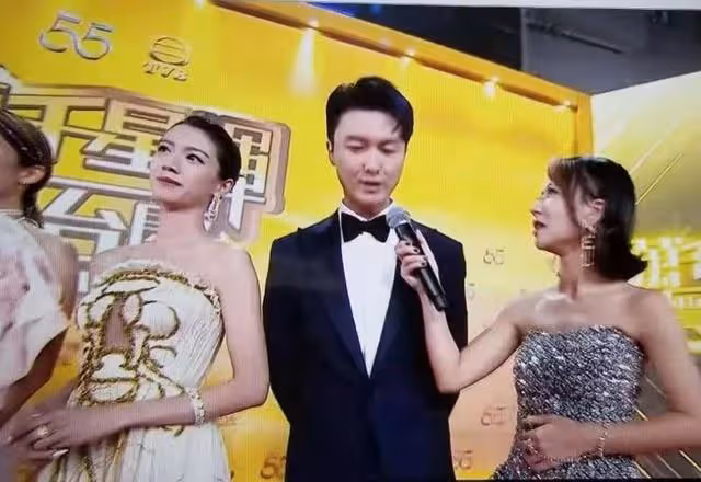 TVB台慶，王浩信和蔡思貝同框走紅毯全程苦瓜臉，陳自瑤光艷四射
