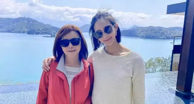 39歲張鈞甯母女倆出遊,穿運動衫配瑜伽褲,一雙月牙眼和媽媽真像