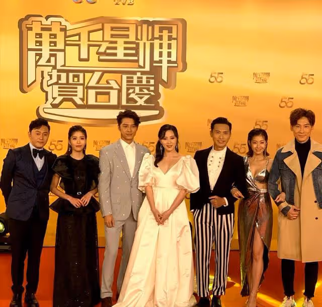 TVB台慶，王浩信和蔡思貝同框走紅毯全程苦瓜臉，陳自瑤光艷四射