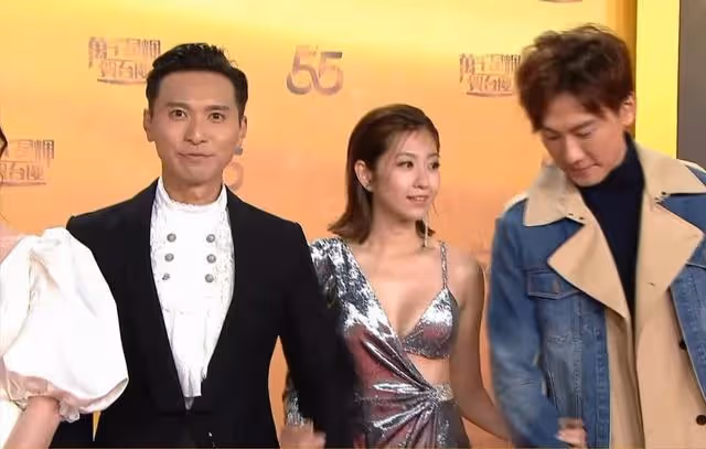 TVB台慶，王浩信和蔡思貝同框走紅毯全程苦瓜臉，陳自瑤光艷四射