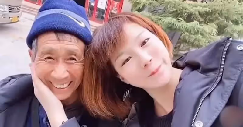 97年老漢撿到棄嬰，拾荒養大她，24年後女兒身價上億來報恩