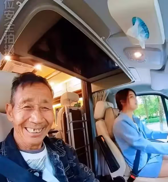 97年老漢撿到棄嬰,拾荒養大她,24年後女兒身價上億來報恩