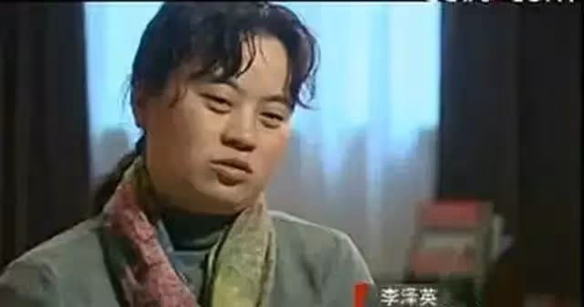 23年前僱主跑路,拿不到薪水的保姆,無私撫養5歲雙胞胎女孩,將她們培養成大學生:不是母親勝似母親
