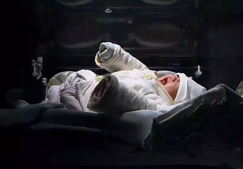 23年前僱主跑路,拿不到薪水的保姆,無私撫養5歲雙胞胎女孩,將她們培養成大學生:不是母親勝似母親