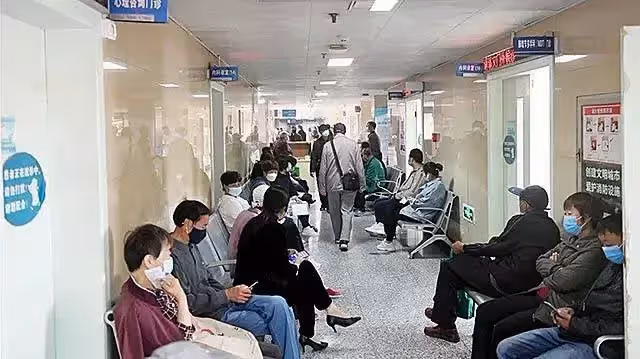 23年前僱主跑路,拿不到薪水的保姆,無私撫養5歲雙胞胎女孩,將她們培養成大學生:不是母親勝似母親