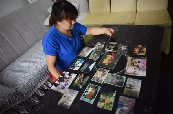 23年前僱主跑路,拿不到薪水的保姆,無私撫養5歲雙胞胎女孩,將她們培養成大學生:不是母親勝似母親