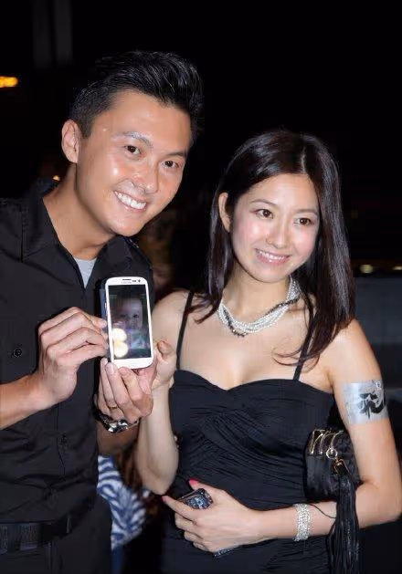TVB台慶，王浩信和蔡思貝同框走紅毯全程苦瓜臉，陳自瑤光艷四射