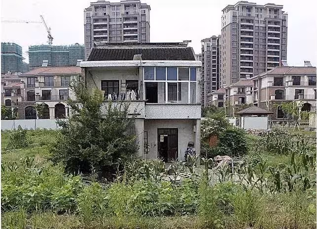 最強釘子戶,賠償從百萬漲千萬,仍不滿,最後自食惡果:只能淌水出門