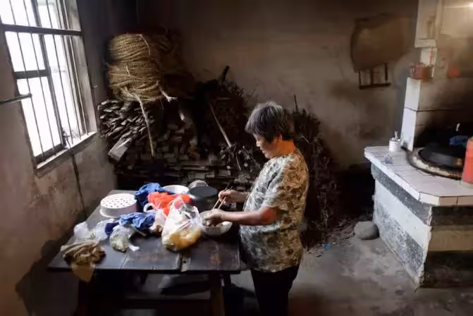 最強釘子戶,賠償從百萬漲千萬,仍不滿,最後自食惡果:只能淌水出門
