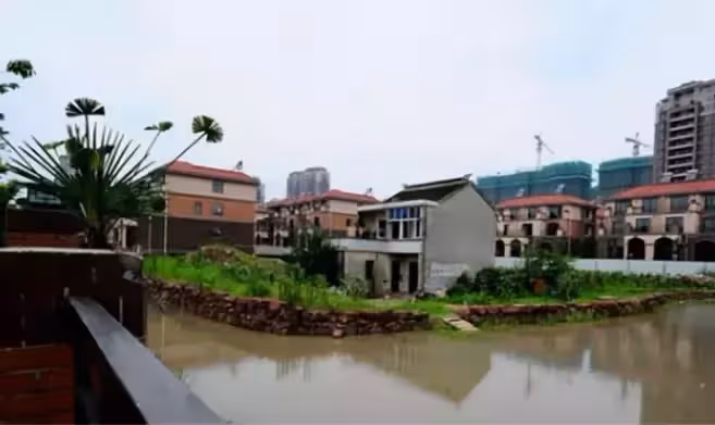最強釘子戶,賠償從百萬漲千萬,仍不滿,最後自食惡果:只能淌水出門