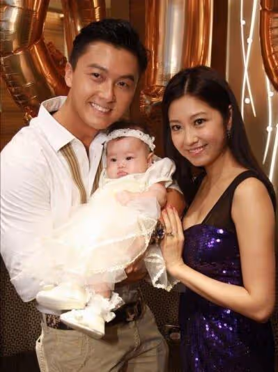 TVB台慶，王浩信和蔡思貝同框走紅毯全程苦瓜臉，陳自瑤光艷四射