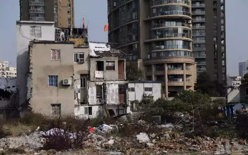 開口就要2億,最牛釘子戶有多慘!住在廢墟,廢品環繞,給房就搬