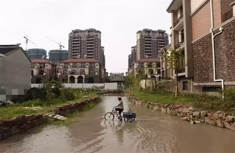 開口就要2億,最牛釘子戶有多慘!住在廢墟,廢品環繞,給房就搬