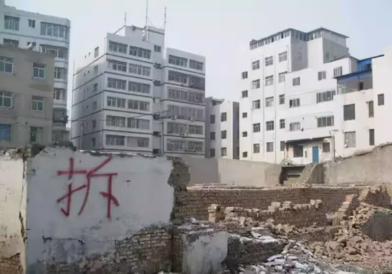 開口就要2億,最牛釘子戶有多慘!住在廢墟,廢品環繞,給房就搬