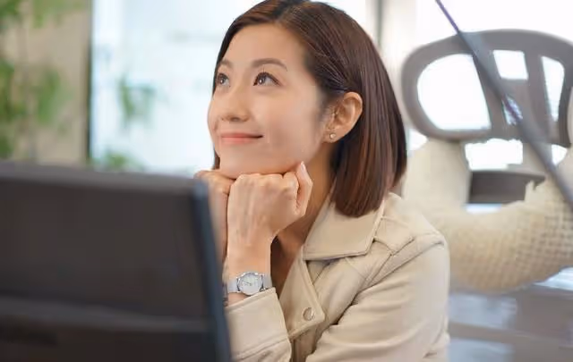 TVB台慶，王浩信和蔡思貝同框走紅毯全程苦瓜臉，陳自瑤光艷四射