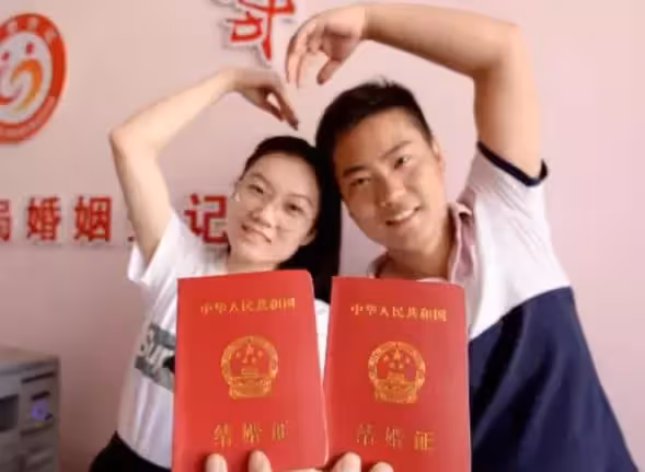 「天生一對」結婚證火了,看完夫妻姓名,網友:老天安排的緣分