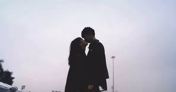 明知道他和很多女人發生過關係,我還是一如既往地爬上他的床