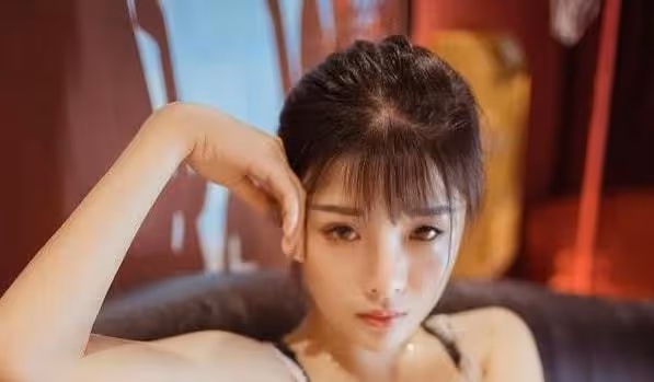 明知道他和很多女人發生過關係,我還是一如既往地爬上他的床