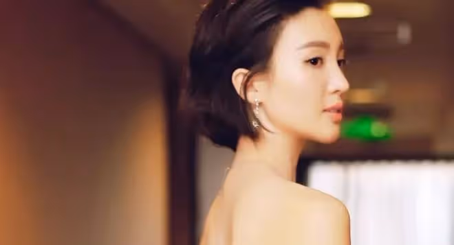 明知道他和很多女人發生過關係，我還是一如既往地爬上他的床