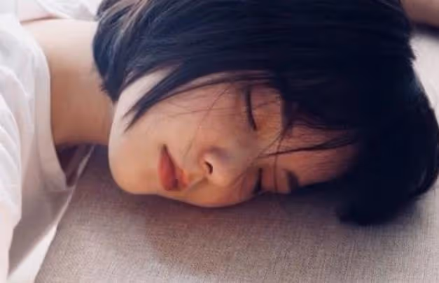 一覺醒來,我在一個小男人身邊,被他撈在懷裡的感覺還挺享受