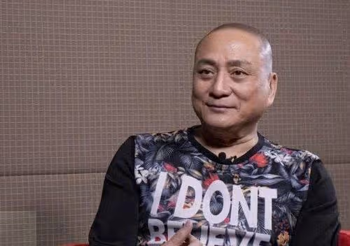 63歲湯鎮業曬父女溫馨短片,13歲雙胞胎女兒俏皮可愛,畫功了得