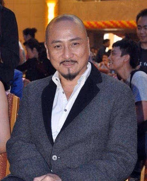 63歲湯鎮業曬父女溫馨短片,13歲雙胞胎女兒俏皮可愛,畫功了得