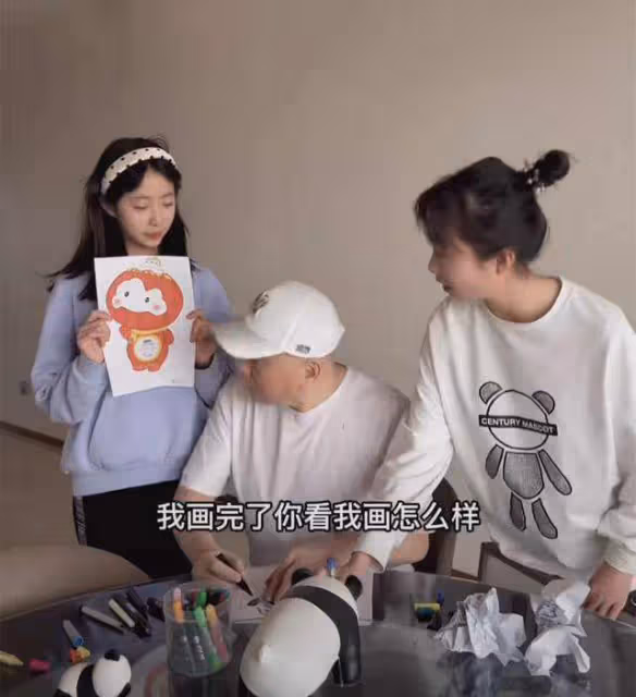 63歲湯鎮業曬父女溫馨短片,13歲雙胞胎女兒俏皮可愛,畫功了得