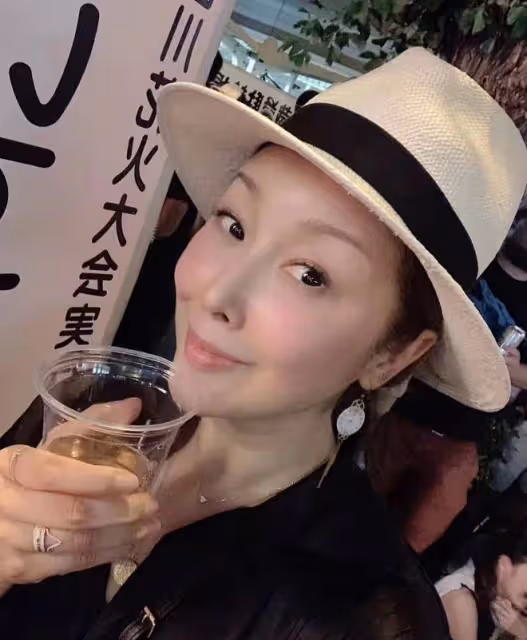 49歲孫悅不顧疫情上海街頭遛狗，坐輪椅行動不便，嫁富商豪宅曝光