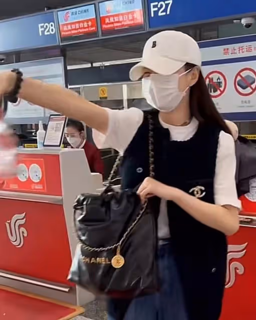 太甜蜜！沈夢辰機場發喜糖，笑容滿面態度溫柔，全身名牌顯氣質