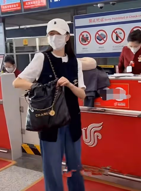 太甜蜜！沈夢辰機場發喜糖，笑容滿面態度溫柔，全身名牌顯氣質