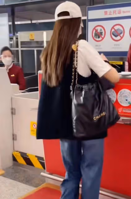 太甜蜜！沈夢辰機場發喜糖，笑容滿面態度溫柔，全身名牌顯氣質