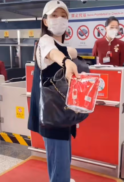 太甜蜜！沈夢辰機場發喜糖，笑容滿面態度溫柔，全身名牌顯氣質