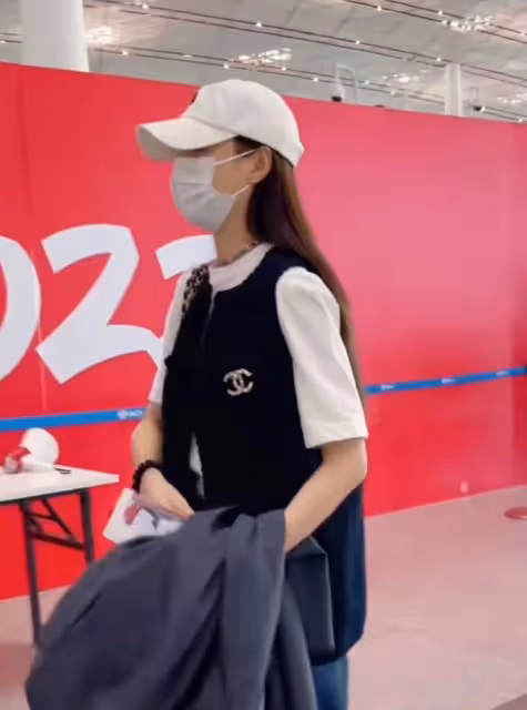 太甜蜜！沈夢辰機場發喜糖，笑容滿面態度溫柔，全身名牌顯氣質
