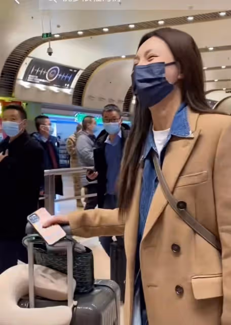 太甜蜜！沈夢辰機場發喜糖，笑容滿面態度溫柔，全身名牌顯氣質