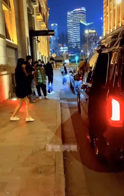 王思聰帶新女友吃火鍋！緊摟懷中如膠似漆，多次公開秀恩愛顯特殊