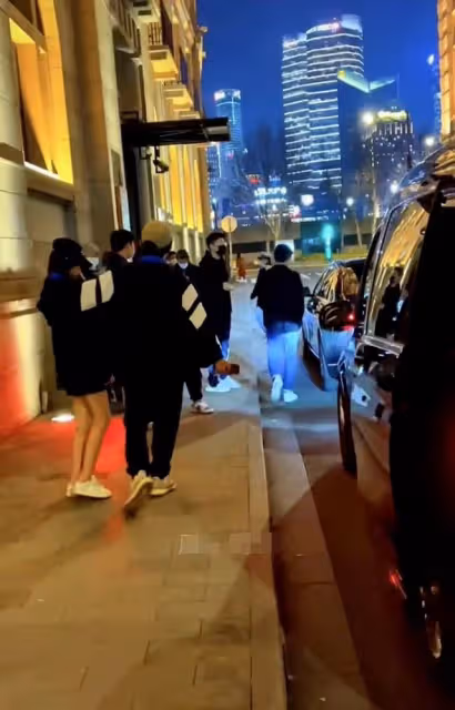 王思聰帶新女友吃火鍋！緊摟懷中如膠似漆，多次公開秀恩愛顯特殊
