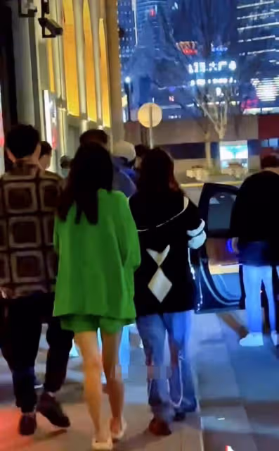 王思聰帶新女友吃火鍋！緊摟懷中如膠似漆，多次公開秀恩愛顯特殊