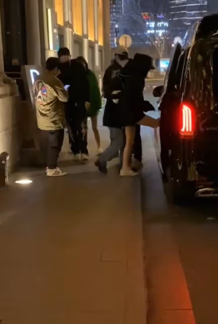 王思聰帶新女友吃火鍋！緊摟懷中如膠似漆，多次公開秀恩愛顯特殊