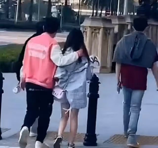 王思聰帶新女友吃火鍋！緊摟懷中如膠似漆，多次公開秀恩愛顯特殊