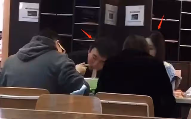 王思聰帶新女友吃火鍋！緊摟懷中如膠似漆，多次公開秀恩愛顯特殊