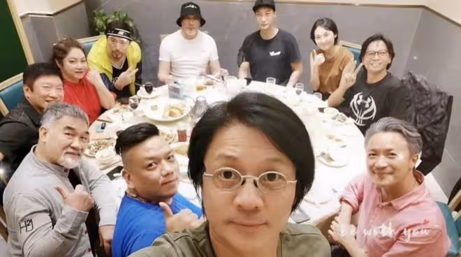 港圈戲骨齊聚內地喝酒！梁家仁鬍鬚全白，尹天照滿頭黑髮顯年輕
