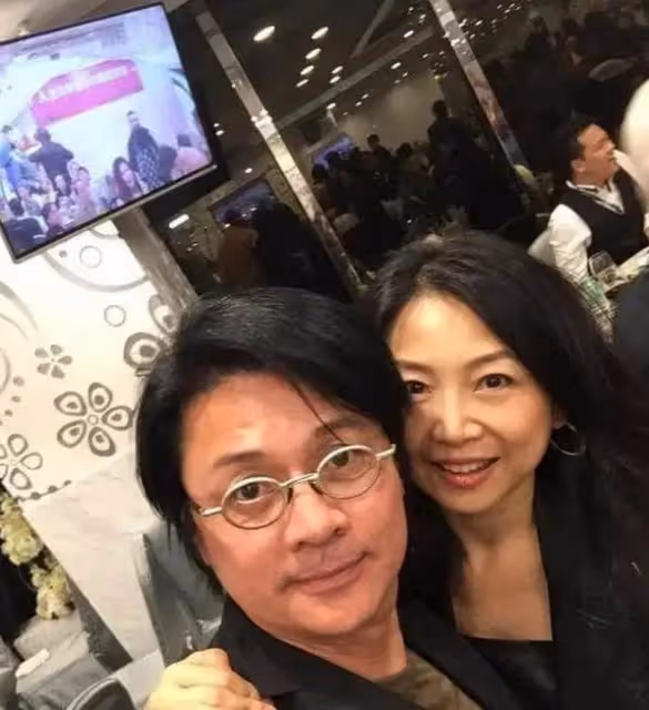 港圈戲骨齊聚內地喝酒！梁家仁鬍鬚全白，尹天照滿頭黑髮顯年輕
